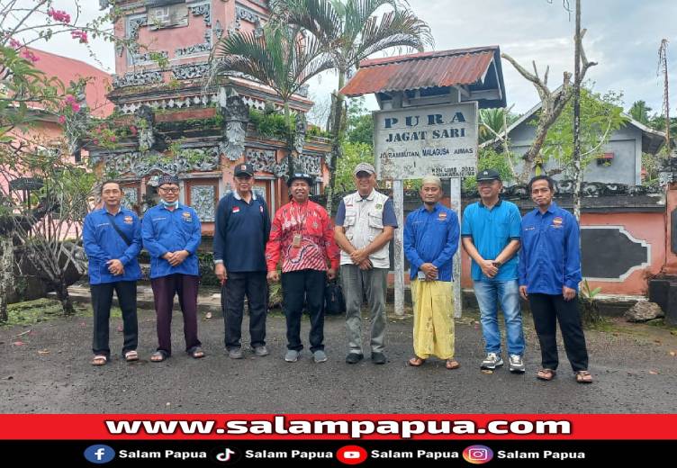 Perwakilan FKUB Mimika, Pdt Lewi Sawor, STh bersama perwakilan berbagai unsur Pura Jagat Sari, Malagusa, Sorong, Jumat (27/06/2025) (Dokumen FKUB Mimika)
