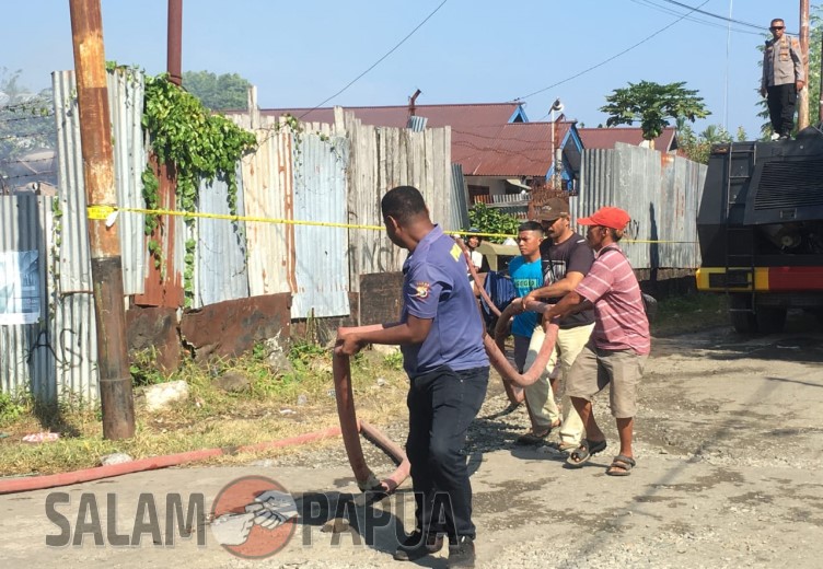 Saat tim dari Polres Nabire bersama warga sedang memadamkan api (salampapua.com/Edi)