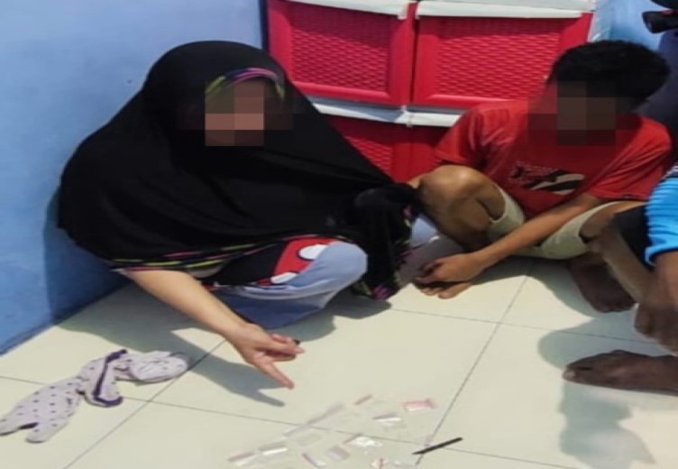 Ibu dan anak kandung pengedar narkoba di Timika saat diamankan Polisi (Foto:Istimewa)