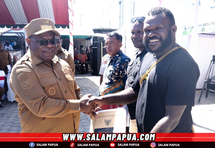 Gubernur Meki Nawipa menyerahkan akta notaris pendirian koperasi Merah-Putih kepada perwakilan dari kabupaten Dogiyai (salampapua.com/Foto Humas Pemprov Papua Tengah)
