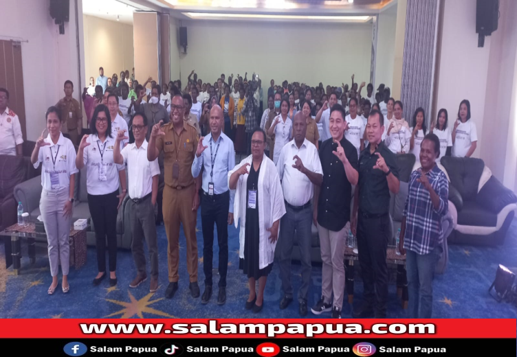 Foto bersama dengan peserta Seminar Waspada Kanker di Hotel Horison Ultima, Selasa (22/10/2024) (Salampapua.com/Sianturi)