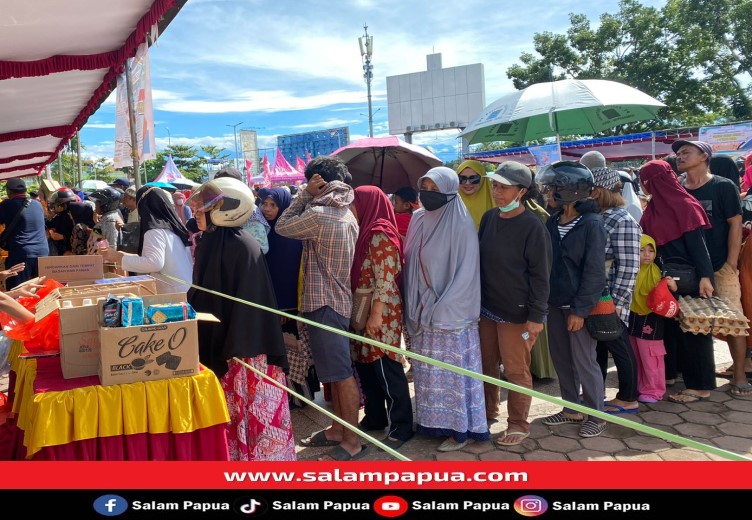 Warga Timika Serbu Operasi Pasar Murah Di Halaman Emeneme Yauware