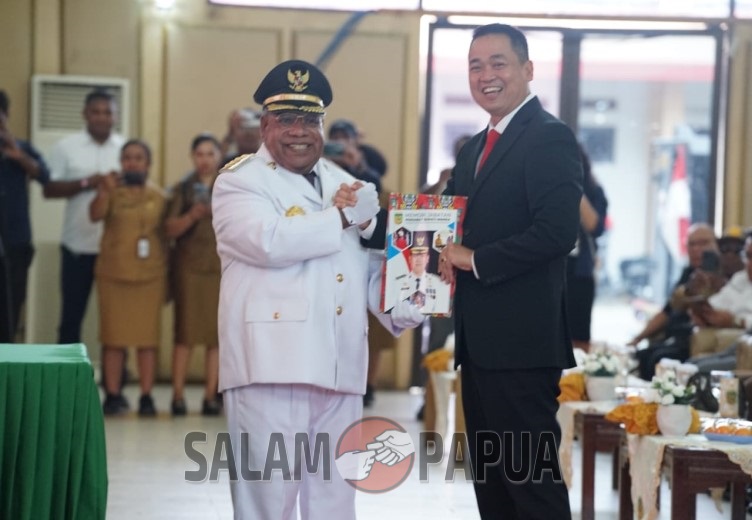Bupati Mimika Eltinus Omaleng (kiri) dan mantan Pj Bupati Mimika Valentinus Sudarjanto Sumito (kanan) (Foto:salampapua.com/Evita)