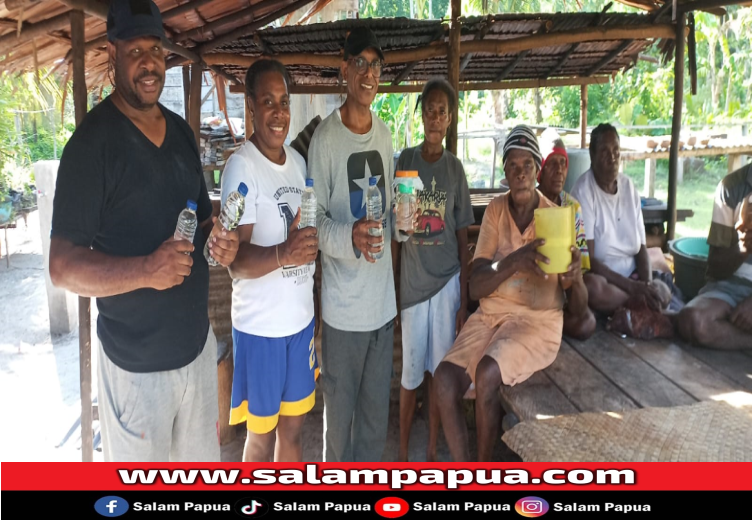Ketua Pengurus YPMAK, Dr Leonardus Tumuka bersama Mama-mama Suku Kamoro di Kampung Uta, Distrik Mimika Barat Tengah pada Kunker, Jumat(21/03/2025) (Salampapua.com/Sianturi)
