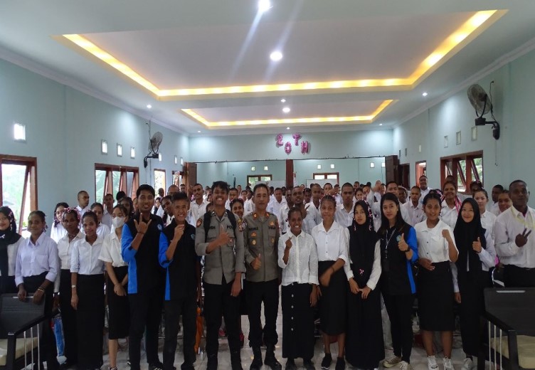 Foto bersama dengan pemateri dari Polres Mimika (Foto:Istimewa)