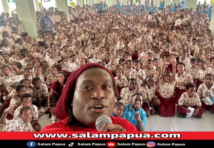 Miki Jakamirelena saat mengajak anak-anak SATP bernyanyi dan mendongeng ?Sampari Si Cenderawasih? (salampapua.com/Foto Corp.Comm PTFI)