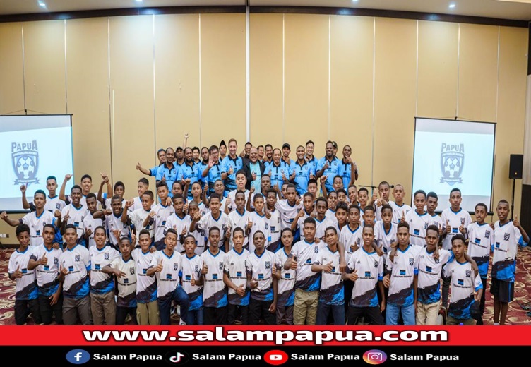 Tim Official PFA bersama 30 anak siswa baru terpilih yang akan menjadi bagian dari PFA U-13 dan mulai berlatih di MSC Timika (salampapua.com/Foto Official PFA)