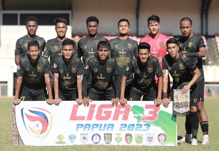 Kesebelasan WBFC Mimika saat hendak bertanding melawan Toli FC pada putaran kedua Liga 3 Papua 2023 di stadion Mandala, Kota Jayapura, Provinsi Papua, Minggu (19/11/2023) (salampapua.com/Foto Denni Christovel Pallo/official WBFC)