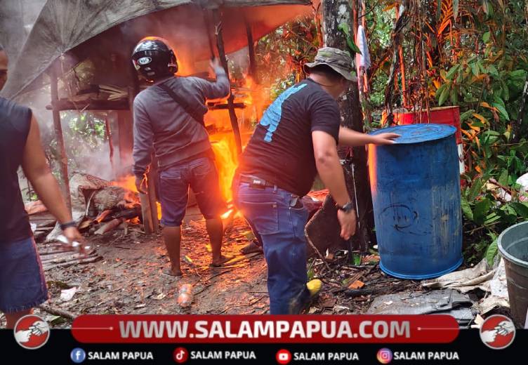 Komitmen Berantas Sopi, Polres Mimika Musnahkan Pabrik Ilegal Di Jalan Poros SP5