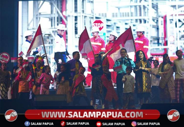 Seluruh tim drama musikal ?One Freeport One Family? berfoto bersama Presiden Direktur PT Freeport Indonesia Tony Wenas dan Rosita Wenas usai pertunjukan di Sport Hall Tembagapura, 7 April 2026 (Dokumen Corcom PTFI)