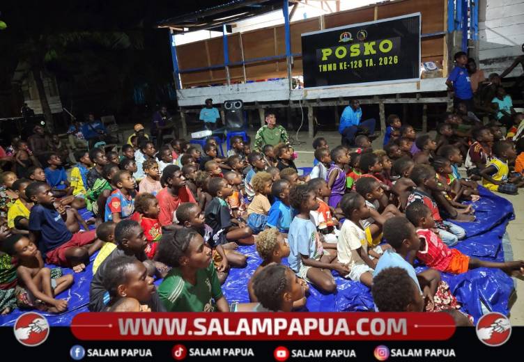 Nonton Bareng Film Edukasi, Satgas TMMD Bagikan Makanan Bergizi Kepada Anak-Anak Kampung Keakwa