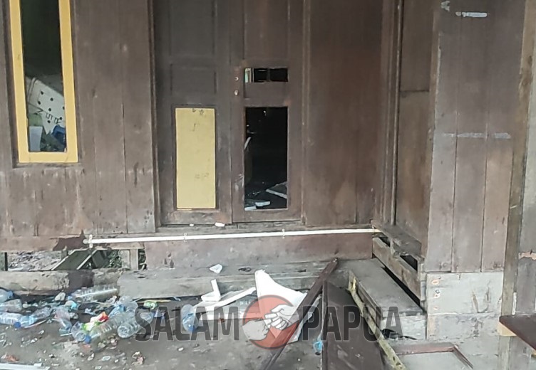 WARGA RUSAK KIOS PELANGI PASCA TEWASNYA MARKUS KAMISOPA DI KAMPUNG POUMAKO TIMIKA