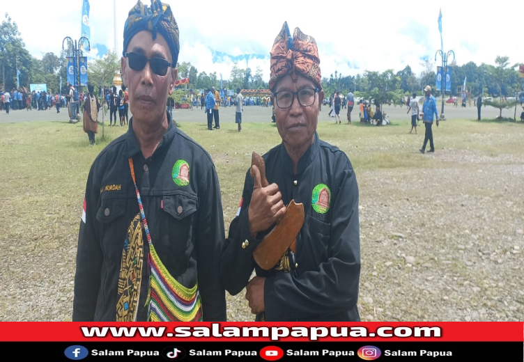 Ketua Kesenian Suku Sasak Lombok Kabupaten Mimika, Sukarta Wijaya (kanan) didampingi Bendahara, H Nurdah di Sentra Pemerintahan Mimika, Selasa (8/10/2024) (Salampapua.com/Sianturi)