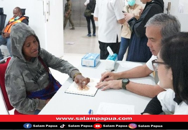Pemeriksaan buta warna kepada masyarakat di kampung Waa Banti (salampapua.com/Foto: Corp.Comm PTFI)