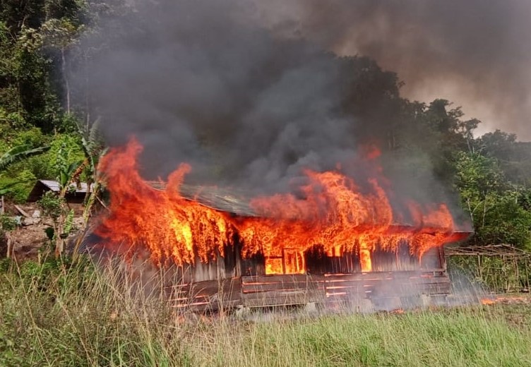 Tidak Ada TPS, Kantor Distrik Dibakar Massa