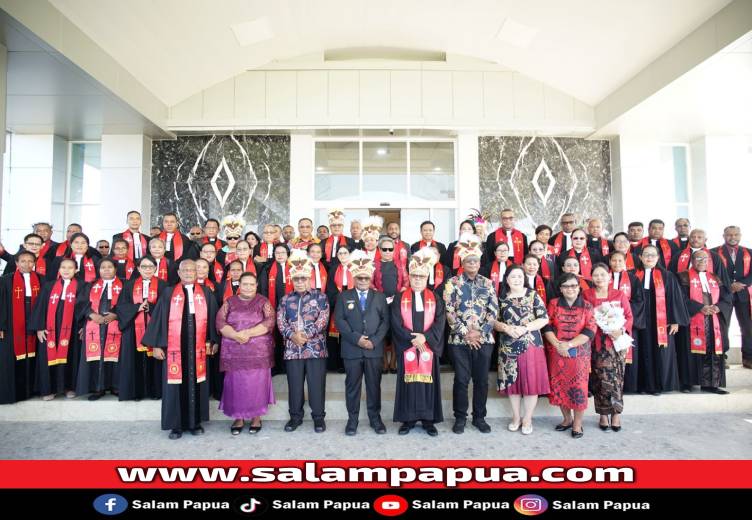Foto bersama usai peresmian Kantor Klasis GKI Mimika (Salampapua.com/Evita)