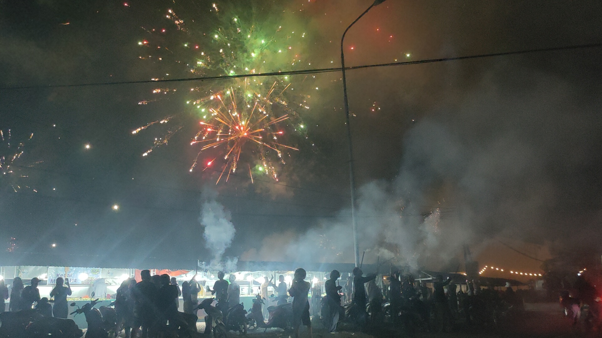 Malam Tahun Baru, Kembang Api Bertaburan Di Langit Timika