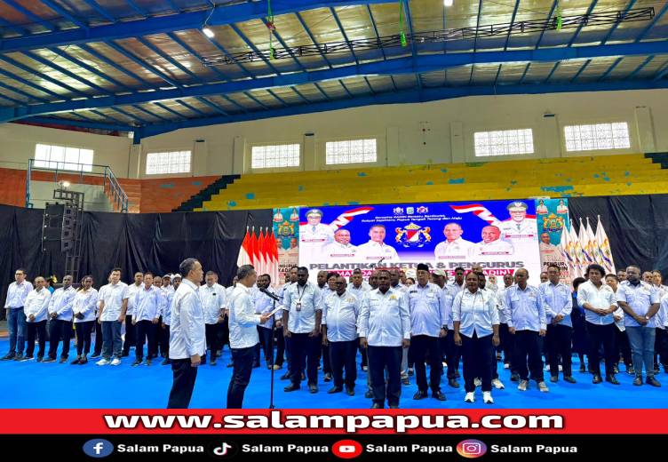 Ketua Umum Kadin Indonesia Anindya Bakrie saat melantik Ketua dan pengurus Kadin Provinsi Papua Tengah Periode 2025-2030, yang dilaksanakan di GOR Futsal Mimika, Sabtu (18/10/2025) (Salampapua.com/Evita)