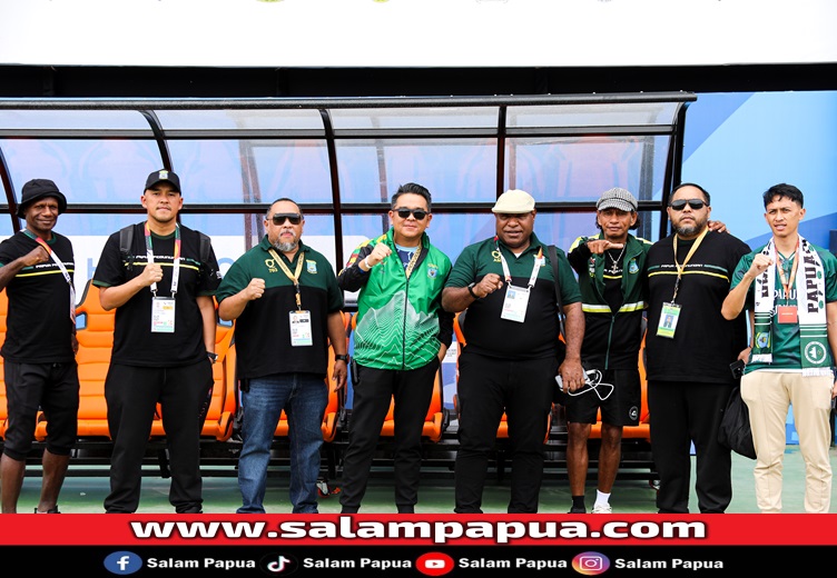 Ketua Asprov PSSI Papua Pegunungan bersama manajer, pelatih dan official tim Papua Pegunungan (salampapua.com/Foto Official Papua Pegunungan)