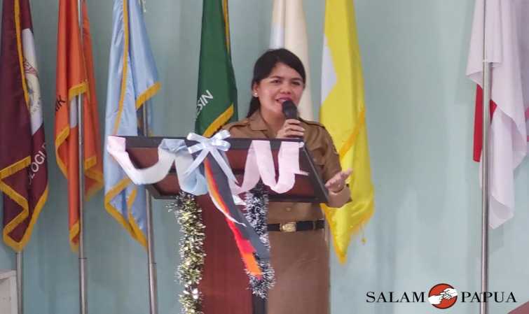 Sekretaris Disnakertrans Mimika Santy Sondak mewakili Kepala Disnakertrans Mimika saat menyampaikan sambutan Plt Bupati Mimika Johannes Rettob (Foto:salampapua.com/JR)