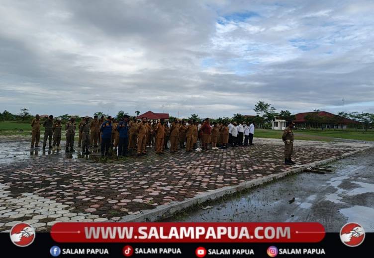 Para pegawai di lingkup Pemkab Nduga, Papua Pegunungan mengikuti apel pagi di halaman Kantor Bupati Nduga, Kenyam, Senin (29/6/2026)(Salampapua.com/Elea Worom)