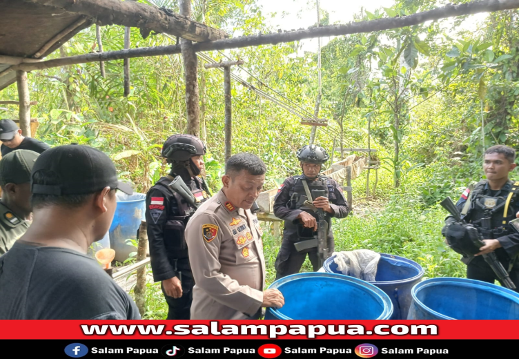 Aparat Gabungan Bongkar Pondok Penyulingan Miras Lokal Di Kelurahan Kamoro Jaya Timika