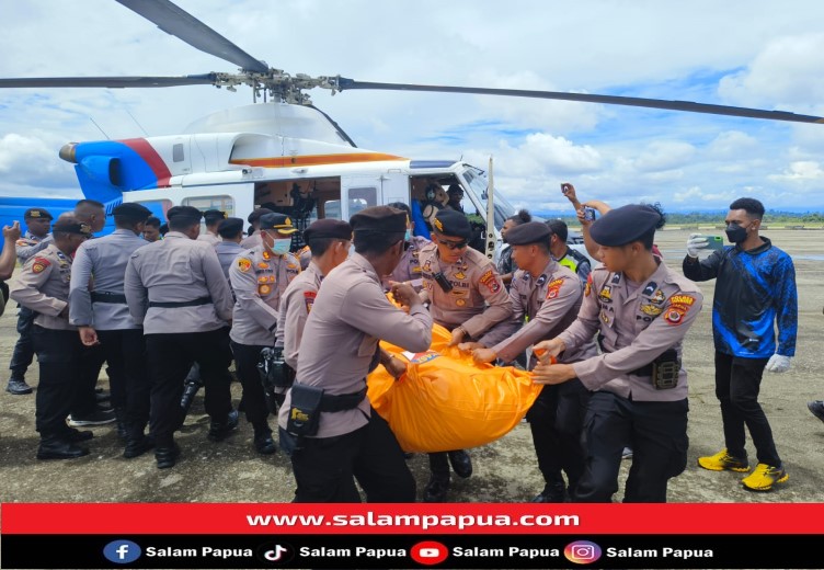 Jenazah Dua Brimob Dan Satu Warga Sipil Yang Diserang KKB Di Paniai Dievakuasi Dari Lokasi Pendulangan