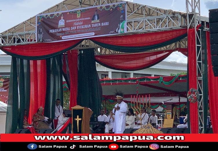 Pastor Jhon Bunay saat memimpin Ibadah Syukur Natal 2024 dan Tahun Baru 2025 yang digelar Pemkab Mimika, Selasa (7/1/2025) (salampapua.com/Evita)