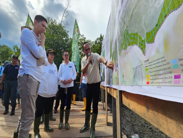(Kiri ke kanan) Wakil Ketua Komisi IV DPR RI Budisatrio Djiwandono, Menteri LHK Siti Nurbaya, Presiden Direktur PT Freeport Indonesia (PTFI) Tony Wenas saat mendengarkan paparan Vice President Environmental Division PTFI Gesang Setyadi mengenai rencana program penanaman mangrove seluas 2.000 hektar di Kalimantan?Timur (Foto:Istimewa)