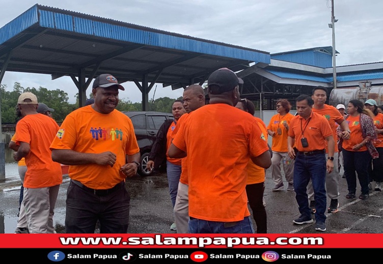 Pengurus dan Divisi YPMAK saat bersama-sama menari Seka (salampapua.com/Evita)