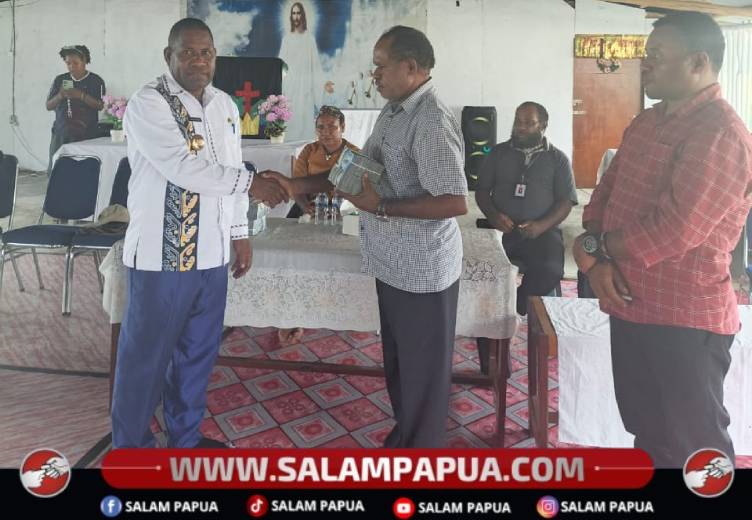 Bupati Nduga Serahkan Dana Hibah Otsus Untuk 15 Denominasi Gereja Senilai Rp15 Miliar Di Kenyam
