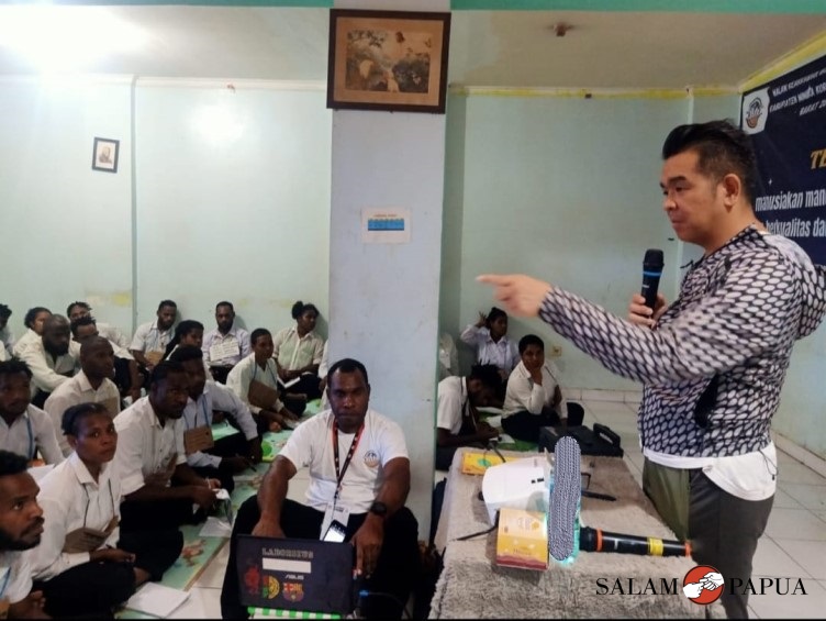 Ray G. Manurung saat memberikan wejangannya dan motivasi bagi mahasiswa asal Mimika di Bandung yang tergabung dalam IPMAMI pada kegiatan malam keakraban (Foto:salampapua.com)