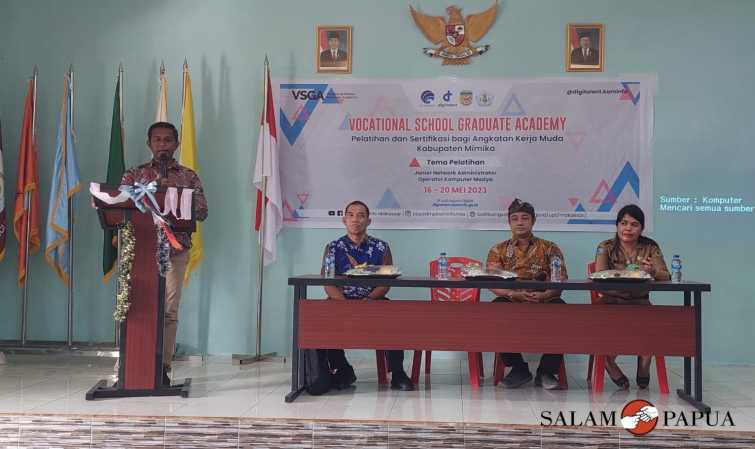 Direktur Politeknik Amamapare Timika, Ir. Herman Dumatubun,S.T,M.T saat menyampaikan sambutannya (Foto:salampapua.com/JR)
