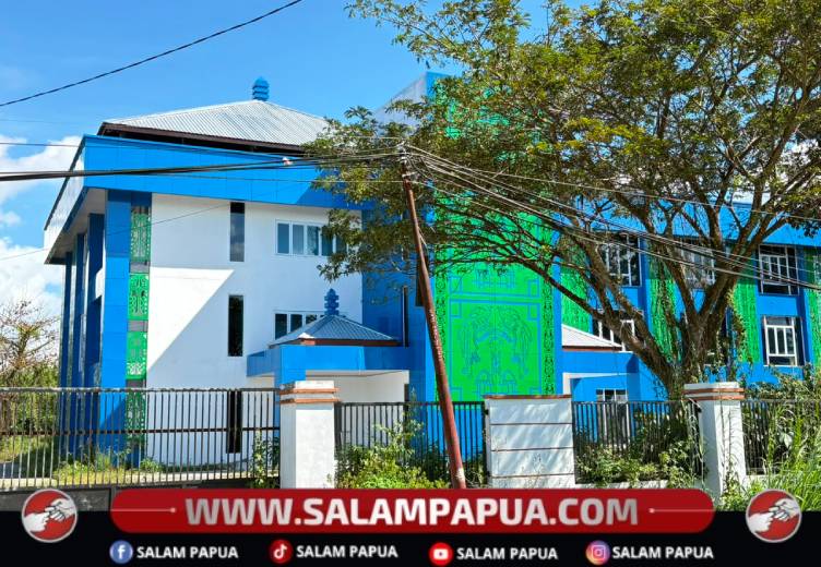 Kantor Dinas Perpustakaan dan Arsip Daerah Kabupaten Mimika di Jalan Timika Indah yang tahun ini kembali dilanjutkan pembangunannya dengan anggaran Rp9,7 miliar dan ditargetkan rampung pada 2026 di Timika Indah, Timika, Jumat (24/7/2026)(Salampapua.com/Evita)