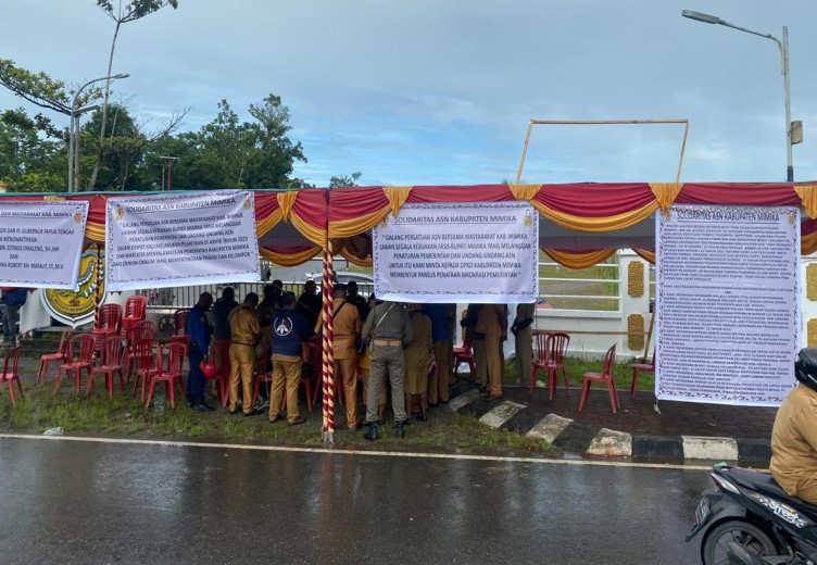 Sejumlah ASN Demo Dan Palang Kantor Bupati Mimika, Dibubarkan Paksa Kubu Bupati Eltinus Omaleng