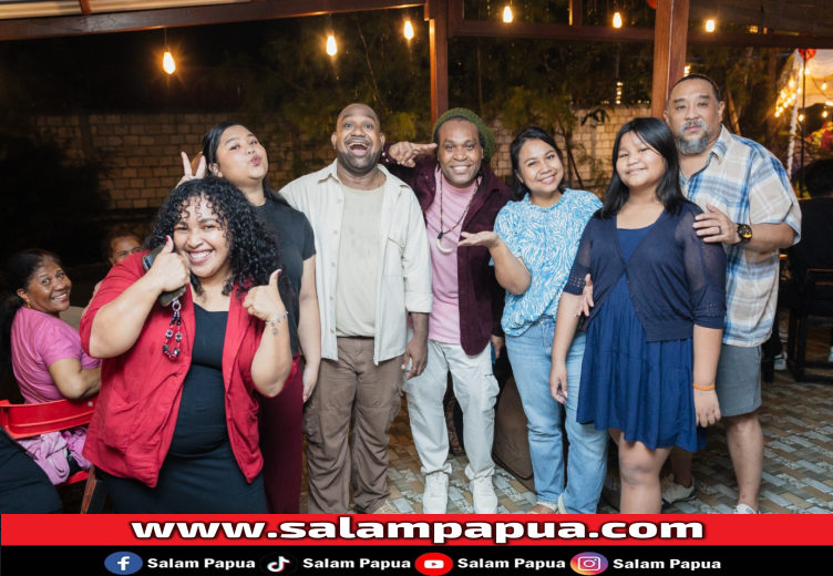Keluarga dan para penyanyi usai konser Natal di Marora Coffee Beach Holtecamp Jayapura, Selasa (17/12/2024) (Dokumen Pribadi)