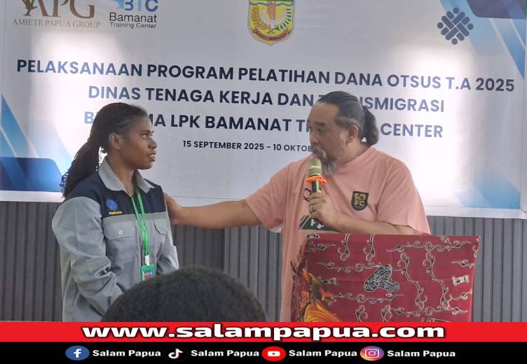 Mewakili Manajamen PT Bamanat, Joe Manurung saat memberikan rewards kepada salah seorang peserta usai penutupan pelatihan, Jumat (10/10/2025) (Salampapua.com/Sianturi)