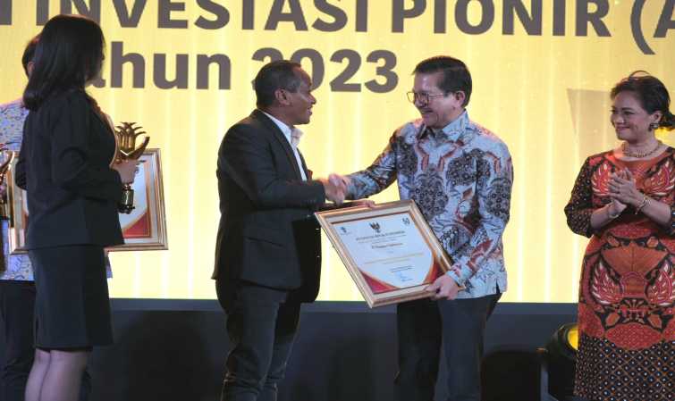Presdir PT Freeport Indonesia Tony Wenas (kanan) saat menerima Anugerah Investasi Pionir 2023 dari Menteri Investasi/BKPM Bahlil Lahadalia (Foto:corp.com PTFI)