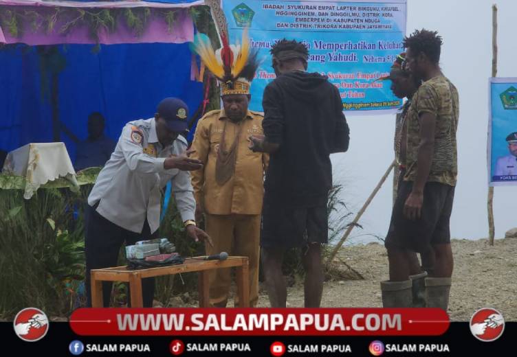 Bupati Nduga, Yoas Beon, SIP ketika menyerahkan bantuan dana kepada masyarakatnya untuk pembangunan Lapter di Distrik Kora, Selasa (9/6/2026)(Dokumen Pribadi) 