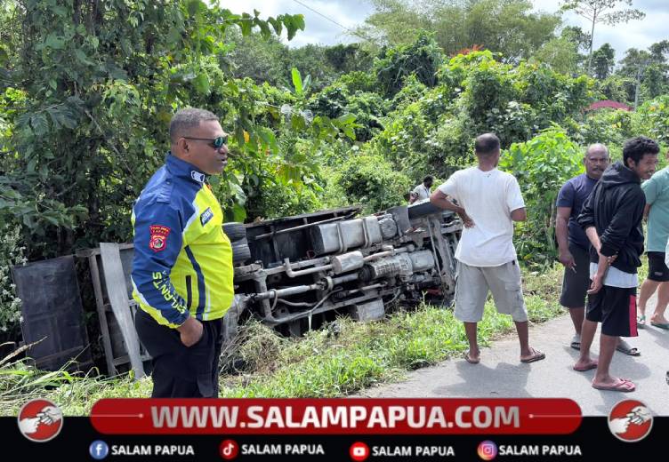 Truk Bermuatan Kayu Terbalik Di Jalan Logpon Timika, 1 Orang Patah Kaki Dan 9 Luka Ringan