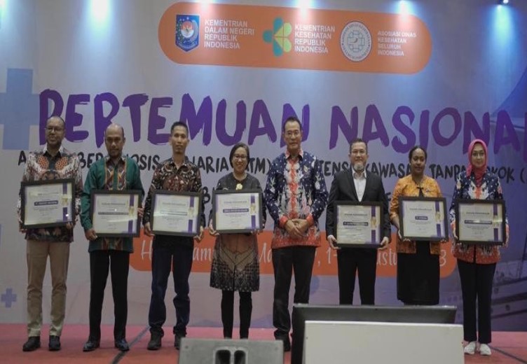 Perwakilan Kepala Daerah dan perwakilan Perusahaan penerima penghargaan ADINKES bersama-sama hadir dalam acara Pertemuan Nasional ADINKES (Foto:Corp.Comm PTFI)