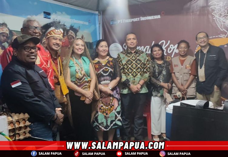 Wamenbud RI Giring Ganesha Djumaryo didampingi Bupati Mimika Johannes Rettob saat berkunjung ke gerai pameran PT Freeport Indonesia pada kegiatan TIFA 2025 (salampapua.com/Foto Corp.Comm PTFI)