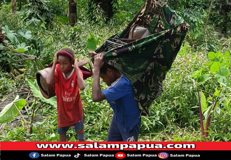 Bocah Polos Mengais Rezeki Di Reruntuhan Pasca Kebakaran Di Jalan Ki Hadjar Dewantara Timika