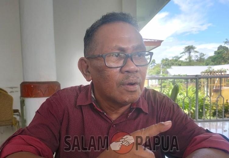 Thobias Maturbongs, Anggota DPRD Mimika Yang Membangun Puluhan Rumah Dan Rutin Beri Bansos Bagi Warga Pesisir