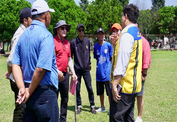 Wakil Ketua Umum PSSI Ratu Tisha (pakai topi), perwakilan dari FIFA dan Kementerian PUPR bersama Sekjen WBFC Joe Rambo Manurung saat berada di lapangan WBFC Batununggal (Foto:WBFC)