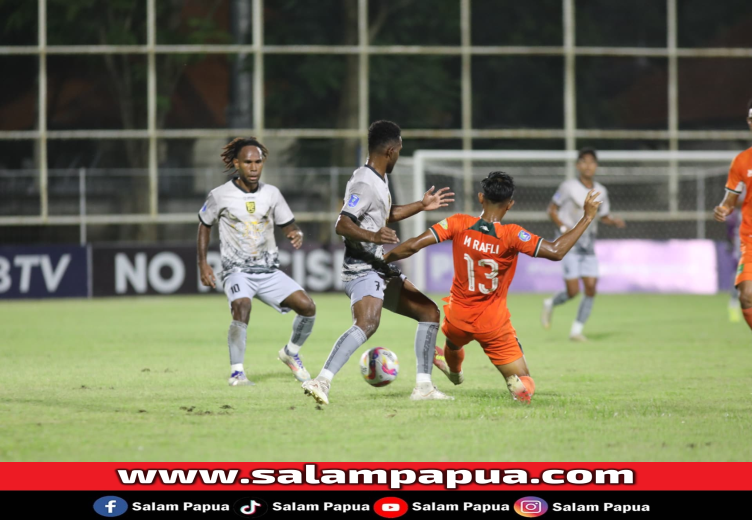 Suasana pertandingan antara WBFC Timika versus Persikabpas Pasuruan (merah) pada pertandingan Lanjutan Liga Nusantara di Stadion Stadion Gelora Samudera, Kuta, Bali, Senin malam (23/12/2024) (Dokumen WBFC Timika). 