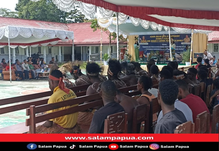 Perpisahan Kelas XII, Guru-guru SMA Sentra Pendidikan Timika Gelar Bakar Batu