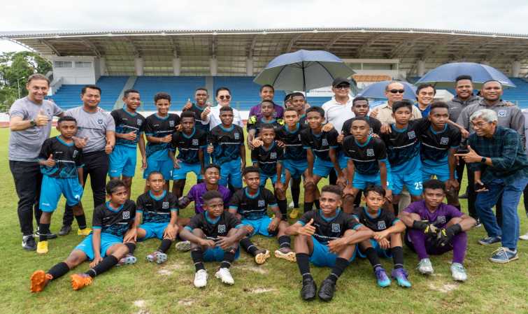 Foto bersama Presdir PTFI Tony Wenas dan manajemen PTFI bersama pelatih dan para pemain PFA di Mimika Sport Complex, Kamis (6/4/2023) (Sumber foto:PFA)