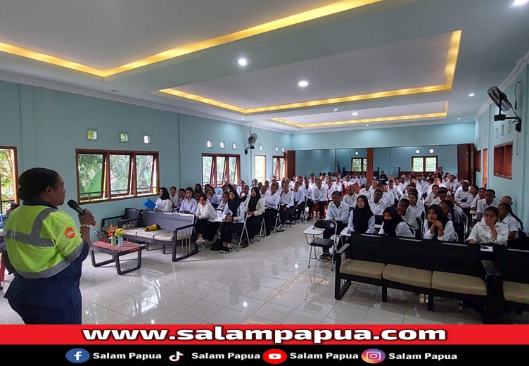 Tampak ratusan mahasiswa baru Politeknik Amamapare Timika T.A. 2024/2024 saat serius mengikuti materi (salampapua.com/JR)