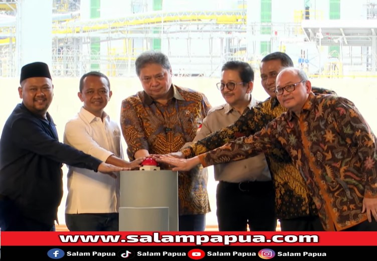 Menko Bidang Perekonomian Airlangga Hartarto, Menteri Investasi Bahlil Lahadalia, Presdir PTFI Tony Wenas, Plt Dirjen Minerba Kementerian ESDM Bambang Suswantono, Pj Sekda Provinsi Jawa Timur Bobby Soemiarsono, dan Bupati Gresik Fandi Akhmad Yani saat menekan tombol sirene sebagai tanda resminya operasi smelter PTFI (salampapua.com/Jimmy)